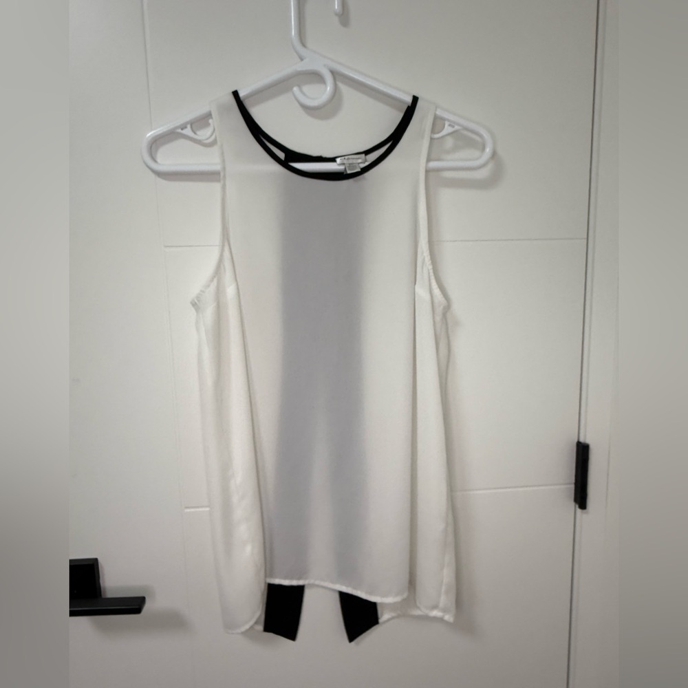 Dynamite White and black Sleeveless Blouse